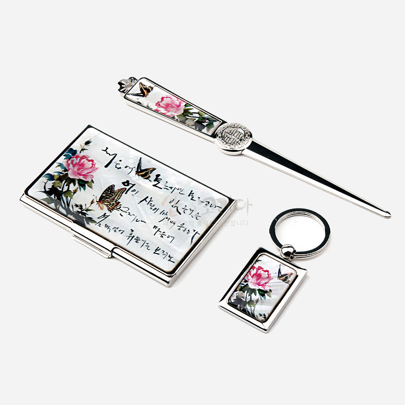 자개 상감 기법으로 연분홍 모란과 나비 문양을 담고 흰빛 바탕과 금속 테두리가 조화로운 명함집·책갈피·키링 세트.