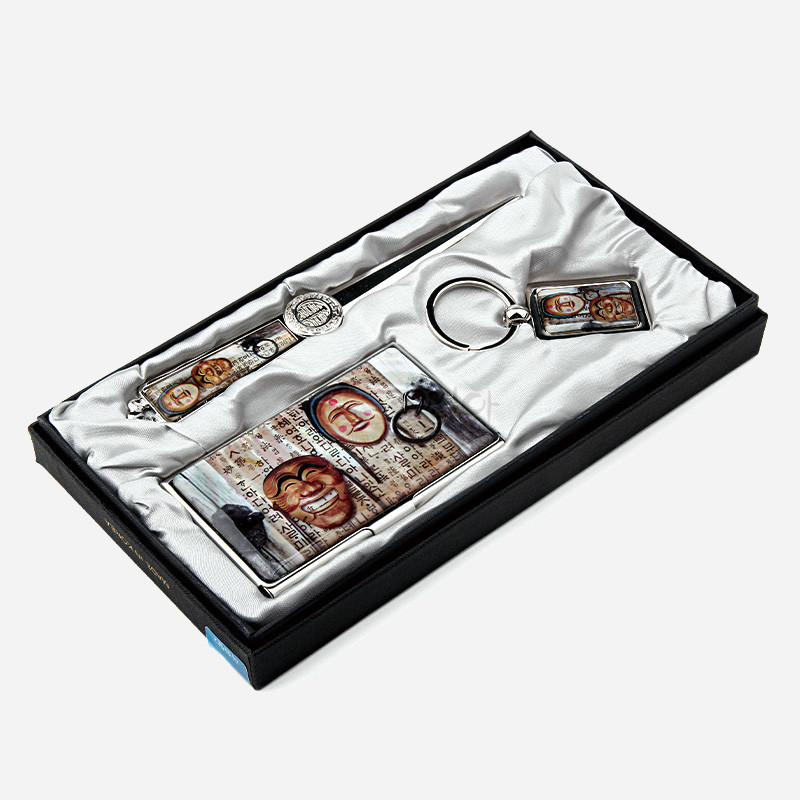 금속 재질 위에 하회탈 3종과 한글 서체 문양을 인쇄한 명함집, 열쇠고리, 편지칼 세트.