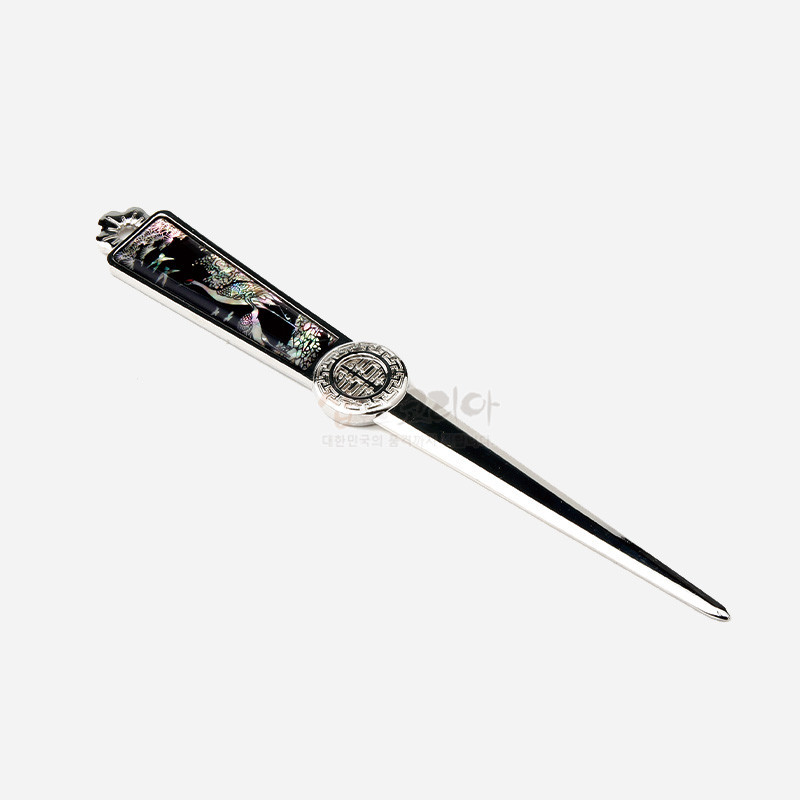 자개 상감으로 송학 문양을 넣고 은색 금속 손잡이와 장식 문양이 더해진 세련된 디자인의 편지칼.