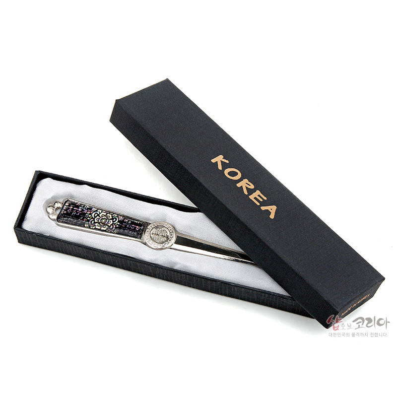 금속 소재 위에 자개 상감으로 시조 단청무늬를 장식하고, 은색 광택과 오방색 계열의 자개 색감이 조화를 이룬 편지칼.