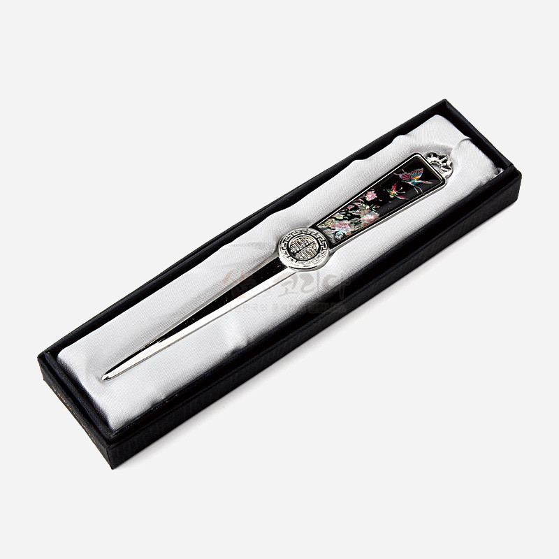 검은 바탕 금속 손잡이에 자개 상감으로 표현된 목단과 나비 문양이 특징인 편지칼.