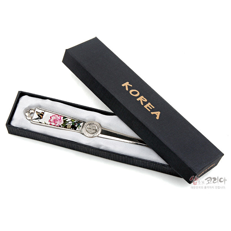 자개 상감 기법으로 표현된 담화와 나비 문양, 은색 금속 손잡이와 날을 갖춘 전통 문양 편지칼. 자개 상감 기법으로 표현된 담화와 나비 문양, 은색 금속 손잡이와 날을 갖춘 전통 문양 편지칼.