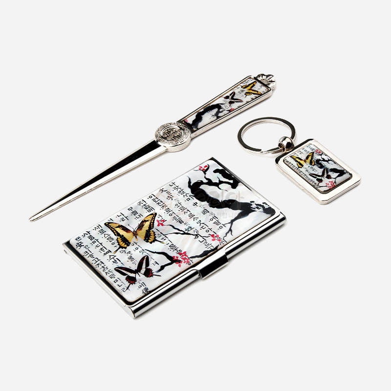 금속 소재 위에 흰 바탕 옻칠과 자개 느낌의 매화나비, 한글 서체 문양을 화려한 채색으로 장식한 명함집. 금속 소재 위에 흰 바탕 옻칠과 자개 느낌의 매화나비, 한글 서체 문양을 화려한 채색으로 장식한 명함집.