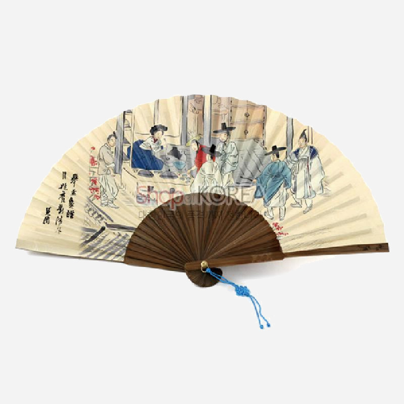 대나무 살대에 종이 부채살을 합한 구조, 전면에 신윤복 풍의 인물풍속화와 서예가 채색된 전통 오죽선.