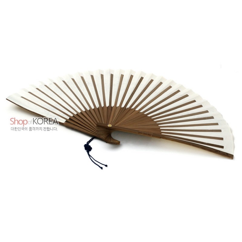 대나무 살과 흰 한지로 구성된 반원형 접선, 손잡이 부분의 섬세한 음각 무늬와 먹색 매듭 장식이 특징인 부채. 대나무 살과 흰 한지로 구성된 반원형 접선, 손잡이 부분의 섬세한 음각 무늬와 먹색 매듭 장식이 특징인 부채.