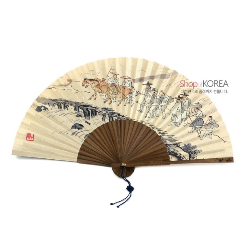 대나무 살대와 한지 부채면에 장터 가는 길 풍속을 수묵담채 기법으로 그린 전통 오죽선.