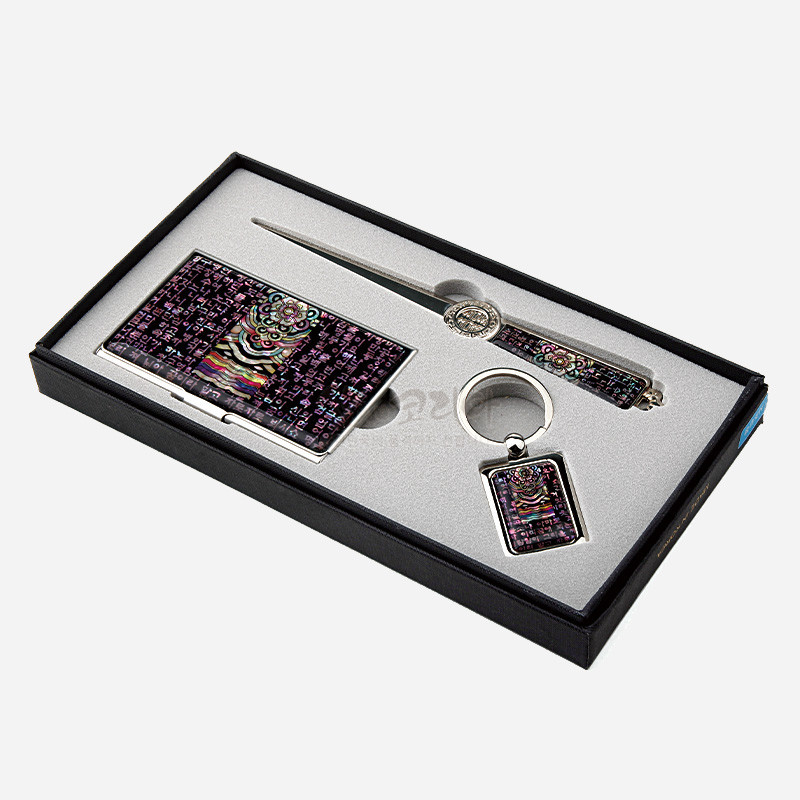 자개 상감 기법으로 시조 한글과 단청 문양을 표현한 금속 명함집·편지칼·열쇠고리 3종 세트. 자개 상감 기법으로 시조 한글과 단청 문양을 표현한 금속 명함집·편지칼·열쇠고리 3종 세트.