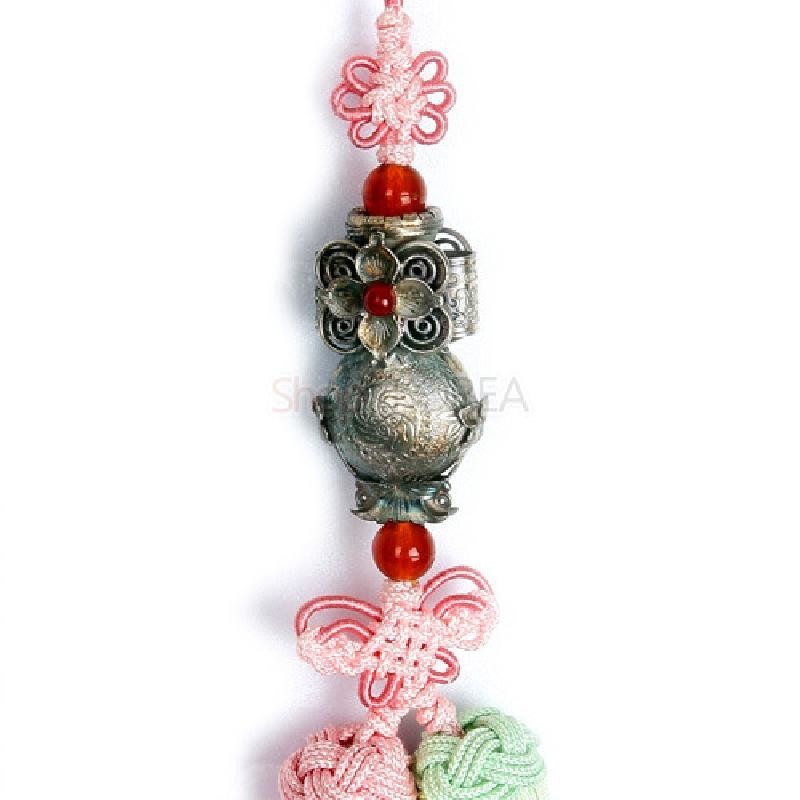 은색 금속 투호딸기술 장식과 붉은 구슬, 분홍·연두색 전통 매듭이 조화된 노리개.