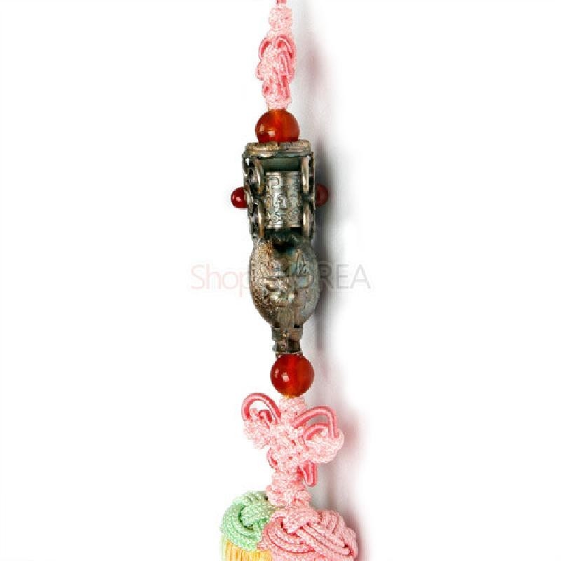 금속으로 조형된 투호 장식과 붉은 구슬, 분홍·연두색 전통 매듭술이 어우러진 노리개.