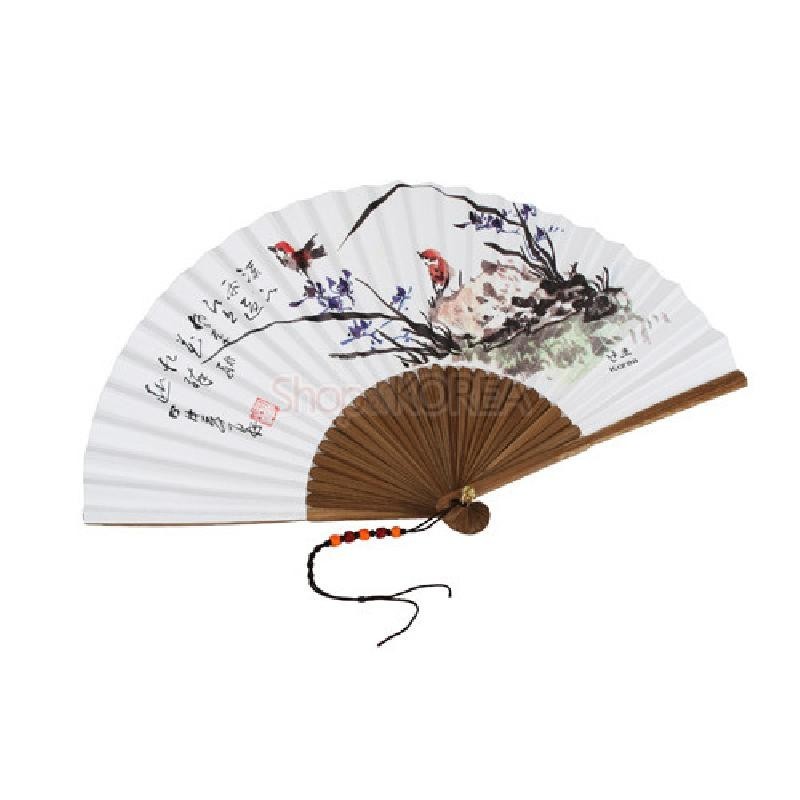 흰 종이와 나무살로 제작된 접선에 수묵 채색 난초와 새, 한글 서예가 그려진 전통 문양 선.