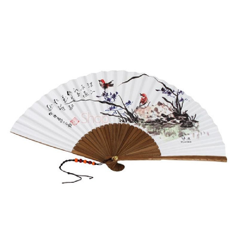 한지 재질에 수묵채색으로 난초와 새, 서예 글귀가 그려진 그림문양과 나무살, 구슬 장식 매듭이 조화를 이룬 접선.