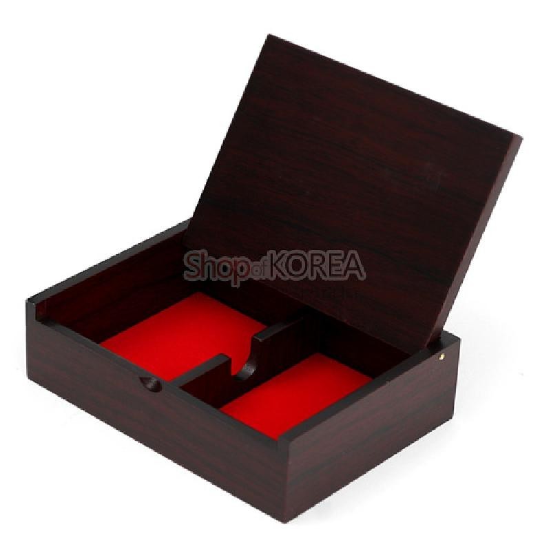 짙은 갈색 목재 재질과 붉은색 내부 칸막이 구성이 특징인 직사각형 명함함.