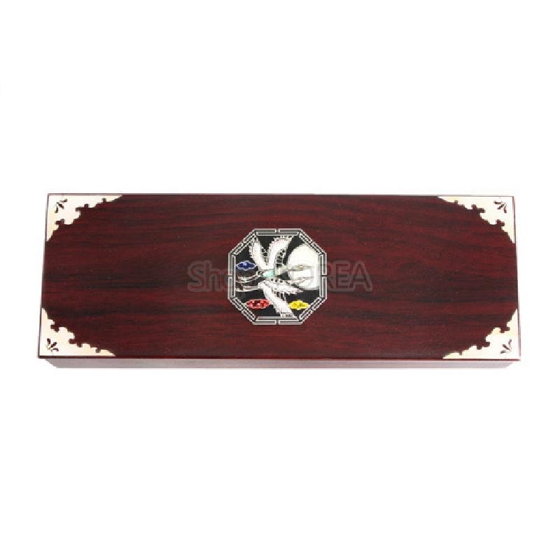 짙은 적갈색 나무 재질 필함 위에 상감기법으로 은빛 학과 오방색 구름 문양을 새기고, 모서리에 상아색 장식을 더한 전통 디자인