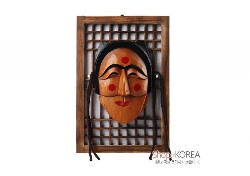 나무 재질 하회탈과 전통 창살 무늬 액자의 조합, 붉은 원형 장식과 자연스러운 목재 색감이 돋보이는 벽걸이 장식. 나무 재질 하회탈과 전통 창살 무늬 액자의 조합, 붉은 원형 장식과 자연스러운 목재 색감이 돋보이는 벽걸이 장식.