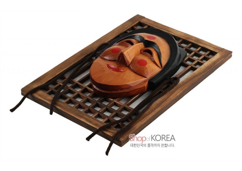 나무 재질 하회탈과 격자 문창살을 조합한 목공 액자 세트, 갈색과 흑색의 대비가 특징인 장식품. 나무 재질 하회탈과 격자 문창살을 조합한 목공 액자 세트, 갈색과 흑색의 대비가 특징인 장식품.