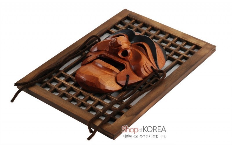 나무 재질 하회탈과 짙은 갈색 끈 장식, 전통 창살 무늬 나무 액자가 조화를 이룬 세트. 나무 재질 하회탈과 짙은 갈색 끈 장식, 전통 창살 무늬 나무 액자가 조화를 이룬 세트.