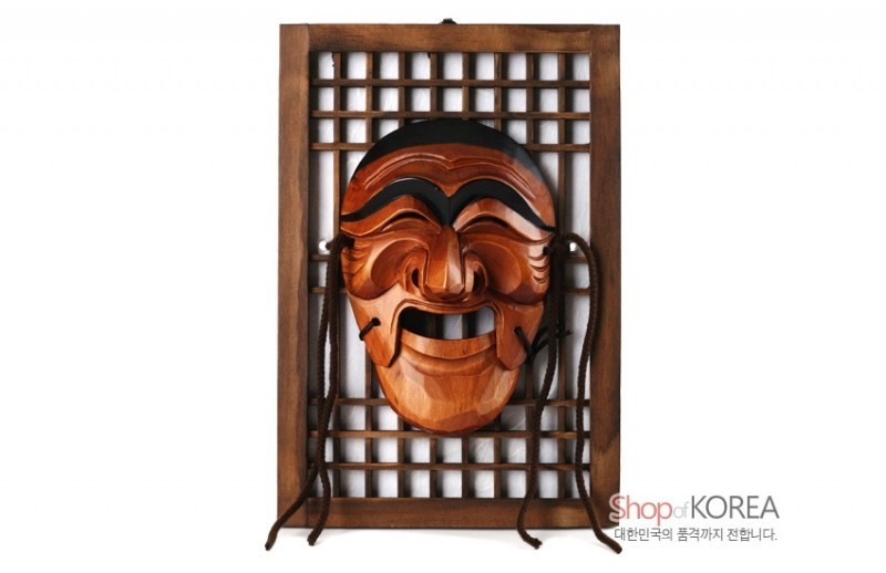 나무 재질의 하회탈을 중앙에 배치한 갈색 목재 문창살 액자, 대비되는 흑색 포인트와 조각 기법이 돋보이는 벽걸이 장식. 나무 재질의 하회탈을 중앙에 배치한 갈색 목재 문창살 액자, 대비되는 흑색 포인트와 조각 기법이 돋보이는 벽걸이 장식.