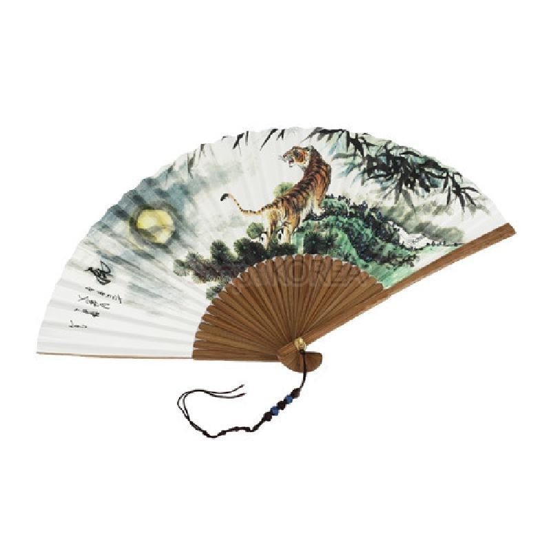 나뭇결 살린 대나무 살과 종이 부채에 수묵채색 기법으로 호랑이와 대나무, 달 풍경을 그린 전통 오죽선.