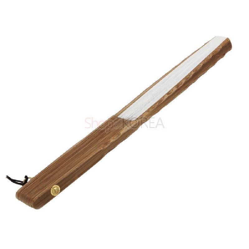 대나무 재질의 오죽선에 흰색 종이 살을 더한 단색 디자인과 금속 장식이 배치된 전통 부채.