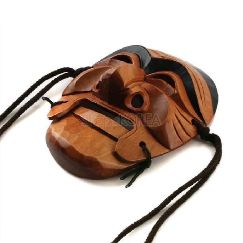 나무 조각 기법의 하회탈 양반탈, 갈색 목재 결에 검정 눈썹·머리선과 끈 장식.