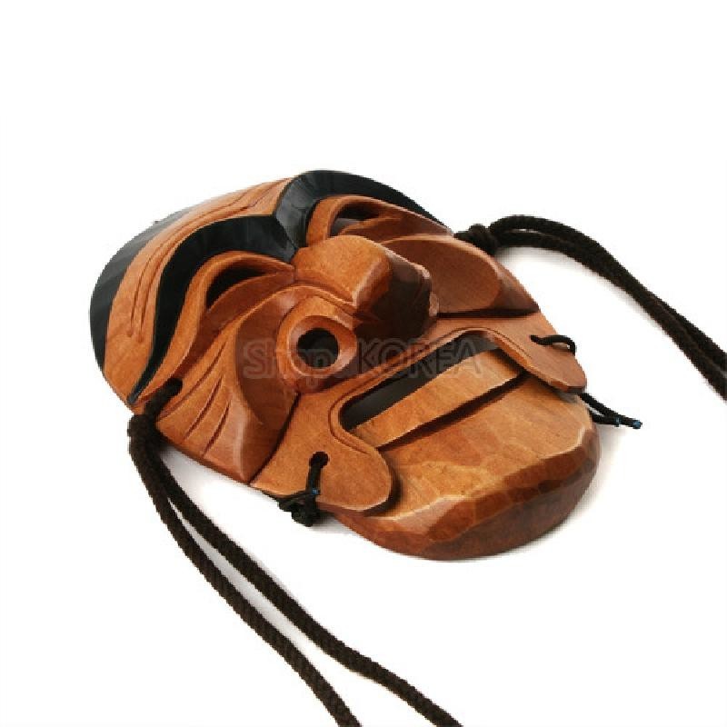 나무 조각 기법의 갈색 하회 양반탈, 검정 안료 문양과 끈 매듭 장식.