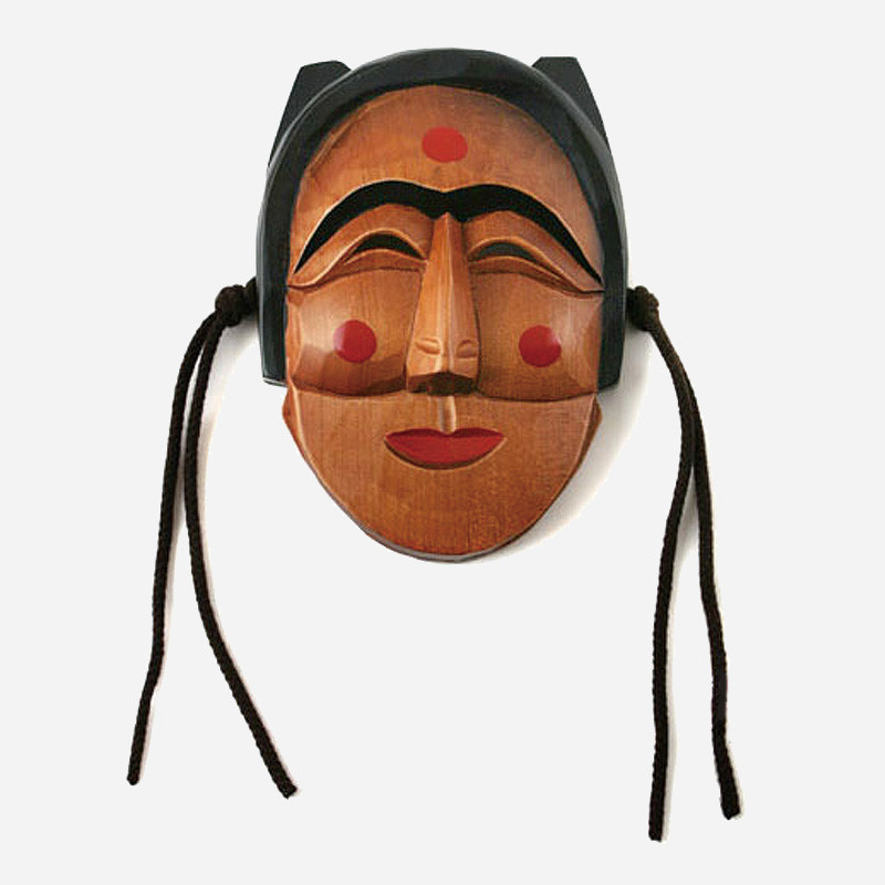 원목 조각에 갈색 목재결과 흑색 머리장식, 붉은 점·입술 채색의 하회 부네탈.