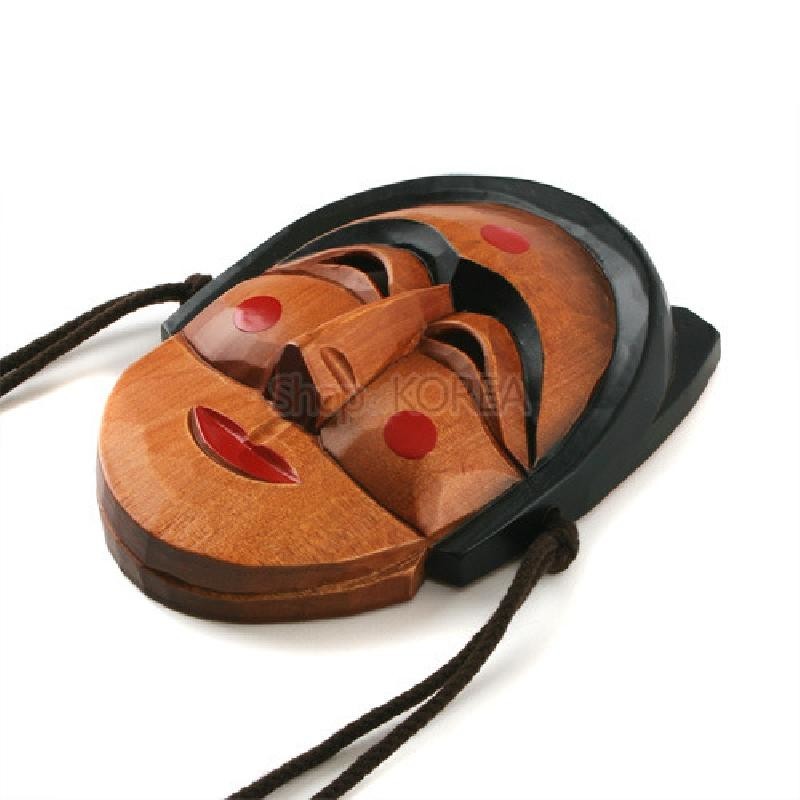 갈색 목재 조각에 흑색 도색 테두리와 적색 점·입술 표현의 하회 부네탈.