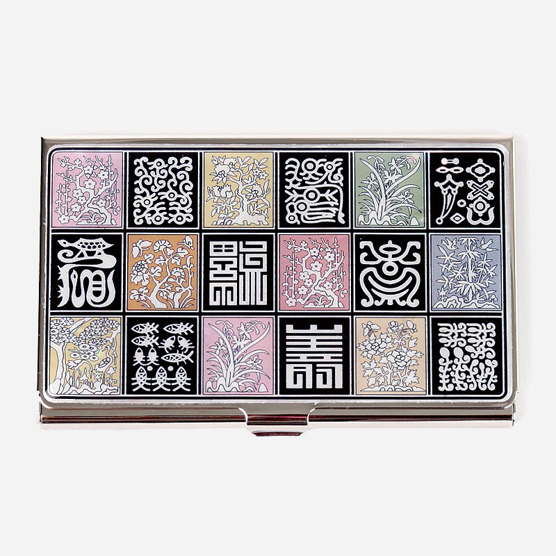 금속 소재 위 다채로운 채색과 전서체 문자, 꽃·식물 문양을 격자 형태로 배치한 명함집.