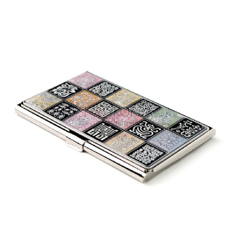 금속 재질 위에 자개 상감 기법으로 다채로운 채색과 전서체 길상문양이 격자 형태로 배치된 명함집.
