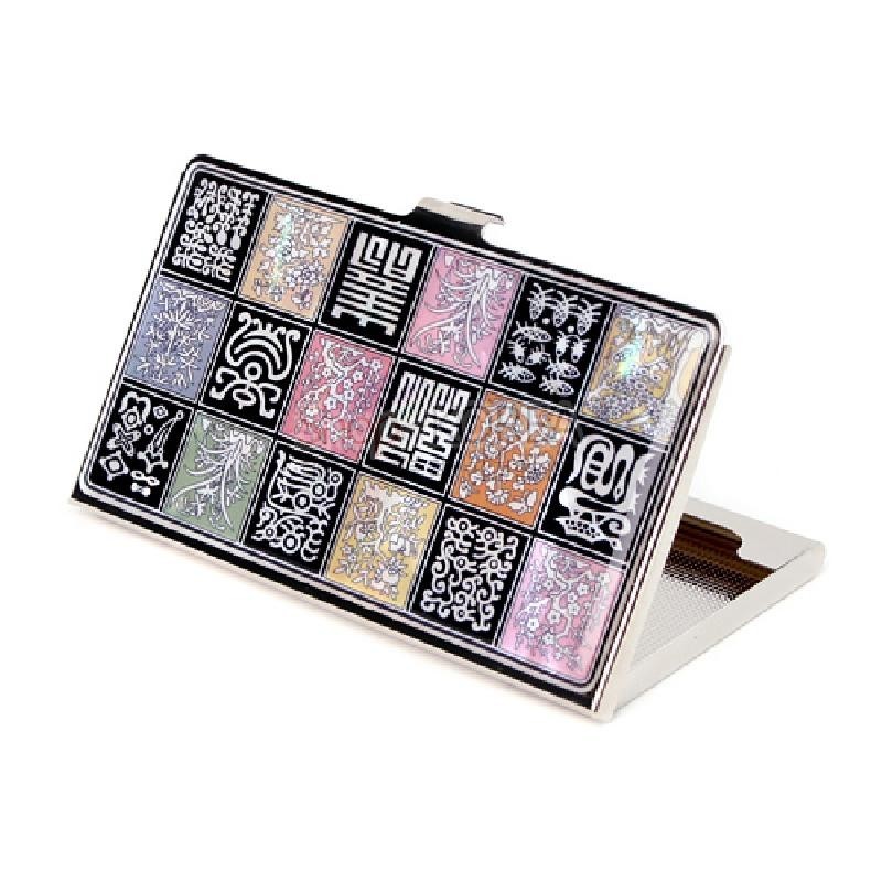 자개와 금속 재질에 다채로운 채색 전서와 전통 문양을 격자 형태로 상감한 디자인의 명함집.