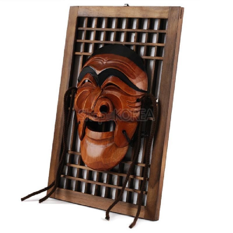 나무 재질의 양반탈을 중심으로 문창살 형태의 격자 무늬 액자에 장식한 전통 목공예 인테리어 소품.