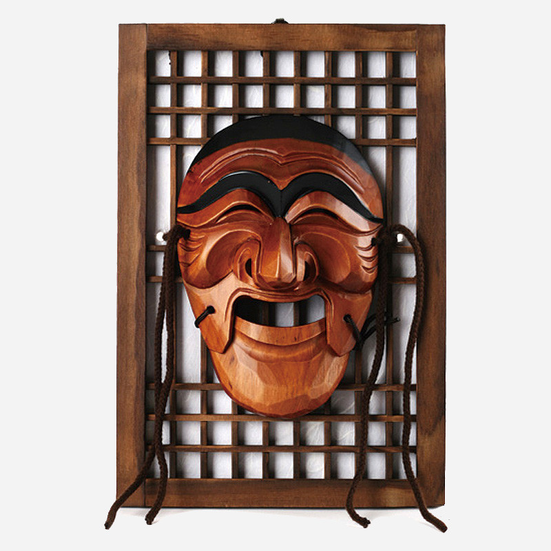 나뭇결이 살아 있는 원목으로 조각한 양반탈과 격자 문창살 액자가 결합된 전통 목공예 장식품.