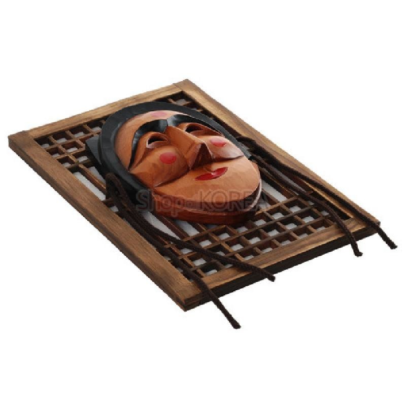 나무 재질의 부네탈과 전통 문창살 격자무늬 액자가 조합된 벽걸이 장식.