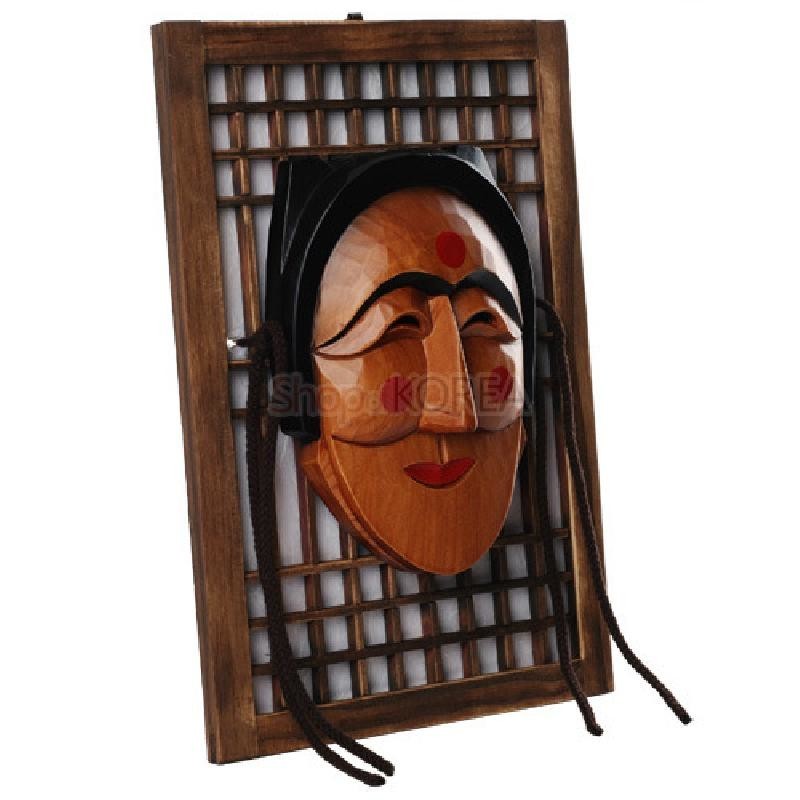 나무 재질 창살액자 위에 갈색과 검은색 칠을 한 부네탈을 부착한 전통 목각 장식.