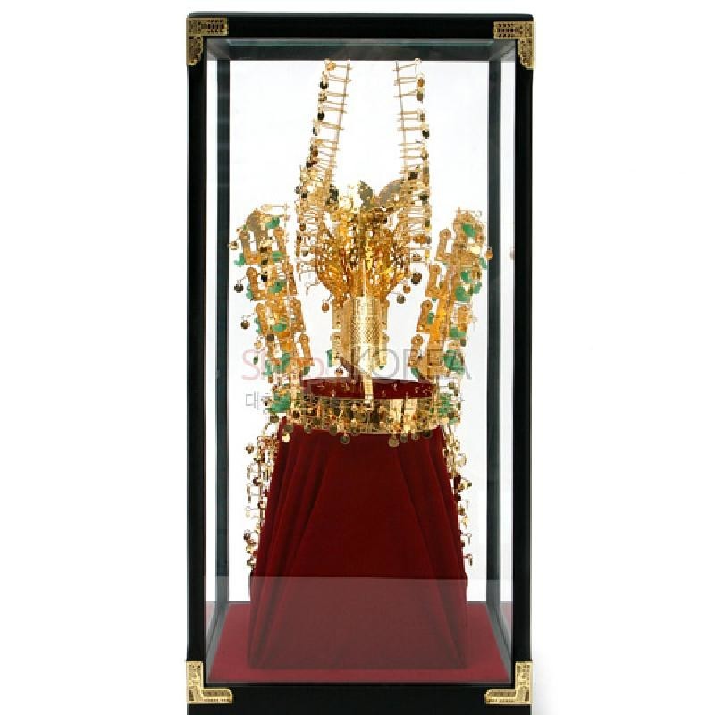 금속 재질의 금관 모형과 옥 장식이 특징인 천마총 금관 축소 재현 장식품.