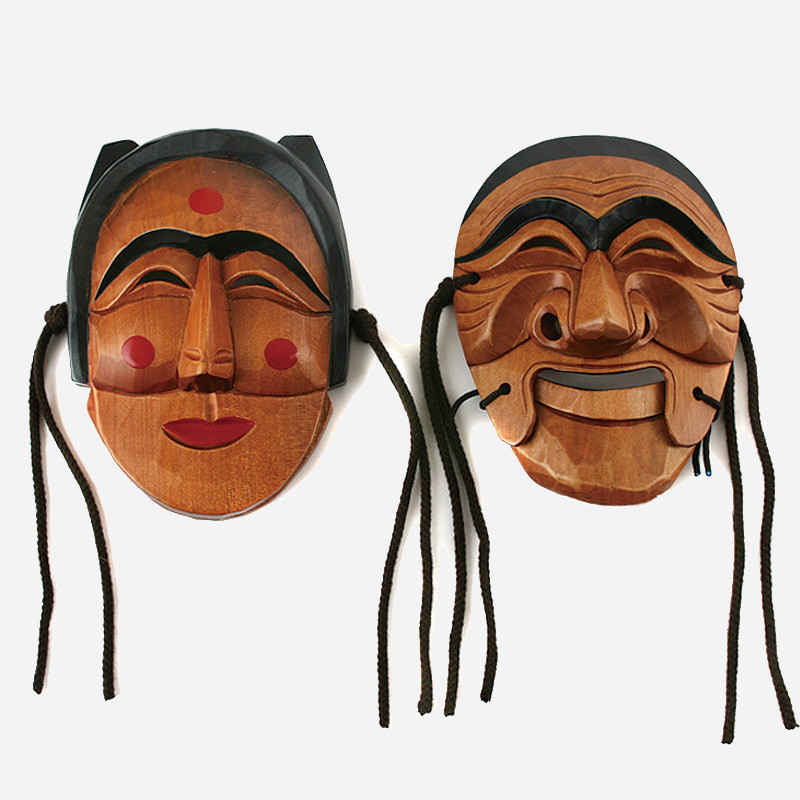 천연 나무 재질에 조각 기법으로 표현된 얼굴 윤곽과 검은 띠 장식, 붉은 원형 문양과 대비를 이루는 하회탈 양반·부네 목각 가면 세트.