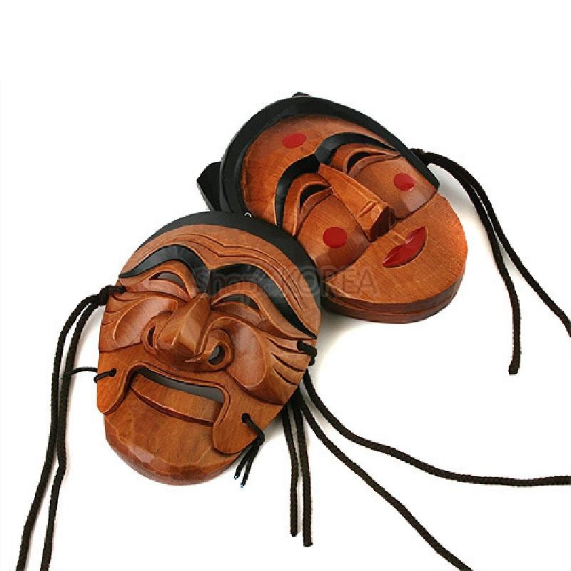 나무 재질에 조각 기법으로 표현된 갈색 양반탈과 부네탈, 검은색 테두리와 끈 장식이 어우러진 전통 가면 세트.