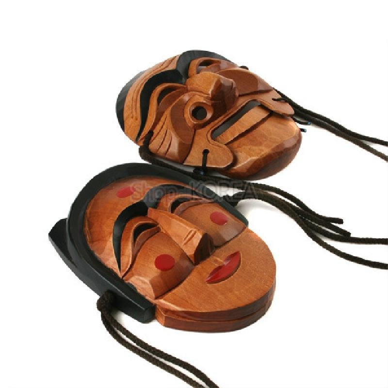 나뭇결을 살린 원목 조각 기법에 검은색과 붉은색 채색을 더한 양반·부네 하회탈 세트 장식.