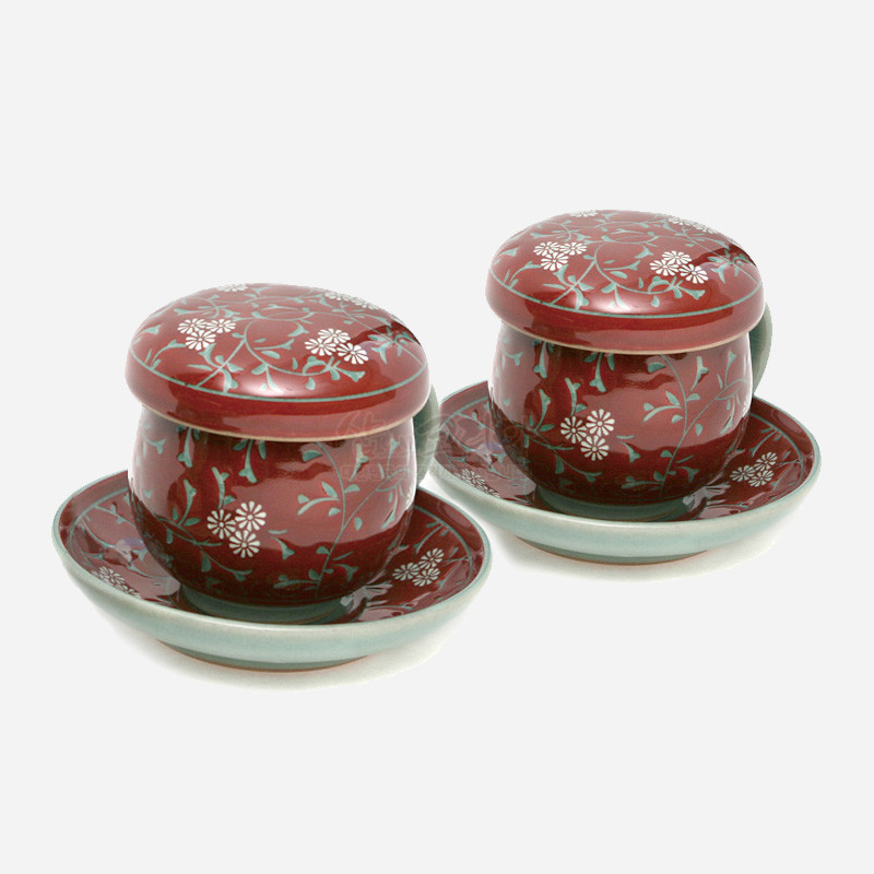 적갈색 유약 위에 흰 국화와 초록 덩굴문을 담은 도자기 다기잔과 청자빛 받침 접시 세트. 적갈색 유약 위에 흰 국화와 초록 덩굴문을 담은 도자기 다기잔과 청자빛 받침 접시 세트.