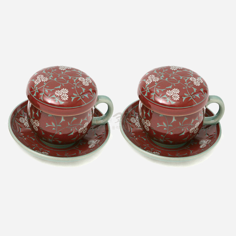 진사색 도자기 재질에 흰 국화와 청록 덩굴무늬를 시문한 뚜껑잔과 받침 세트.