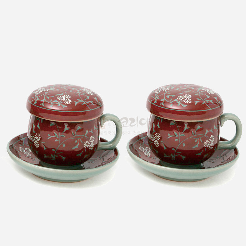 적갈색 진사 유약 위에 청록색 덩굴과 흰 꽃무늬가 그려진 도자기 다기잔 세트. 적갈색 진사 유약 위에 청록색 덩굴과 흰 꽃무늬가 그려진 도자기 다기잔 세트.