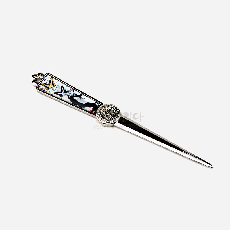 금속 소재에 매화와 나비 수묵화풍 문양을 넣은 손잡이와 전통 문양 원형 장식이 특징인 편지칼.