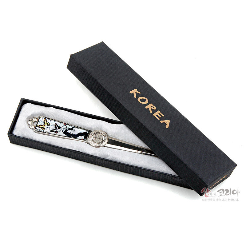 금속 재질 손잡이에 흑색 바탕 자개 상감 매화와 나비 문양이 장식된 편지칼. 금속 재질 손잡이에 흑색 바탕 자개 상감 매화와 나비 문양이 장식된 편지칼.