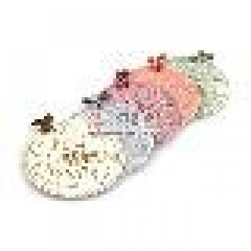 누빔 기법으로 제작된 원형 컵받침 세트, 연꽃 자수 문양과 아이보리·분홍·연두 등 파스텔 색상이 조화를 이루는 패브릭 장식.