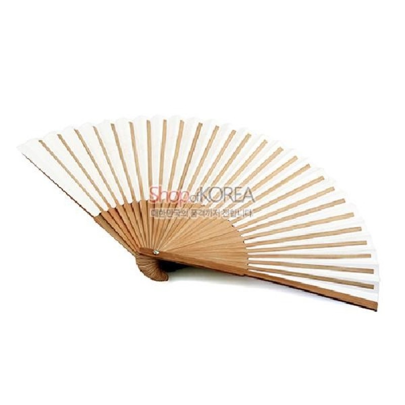 대나무 살과 흰 종이로 구성된 반원형 구조, 장식 문양 없이 자연스러운 목재 색감이 강조된 접이식 부채.