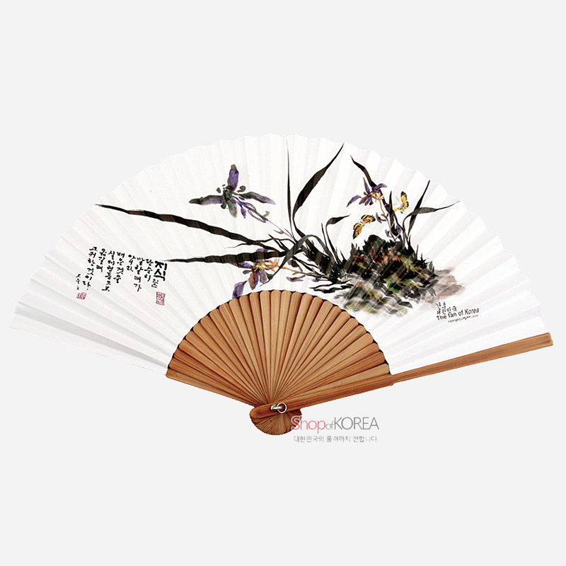 대나무살과 흰 종이 위에 수묵채색 난초와 나비 문양, 한글 서예가 어우러진 전통 접선.