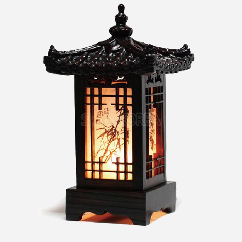 짙은 목재로 된 전통 기와지붕 형태 상단과 창살무늬, 한지에 대나무 문양과 서예가 어우러진 사각 미니 좌등.