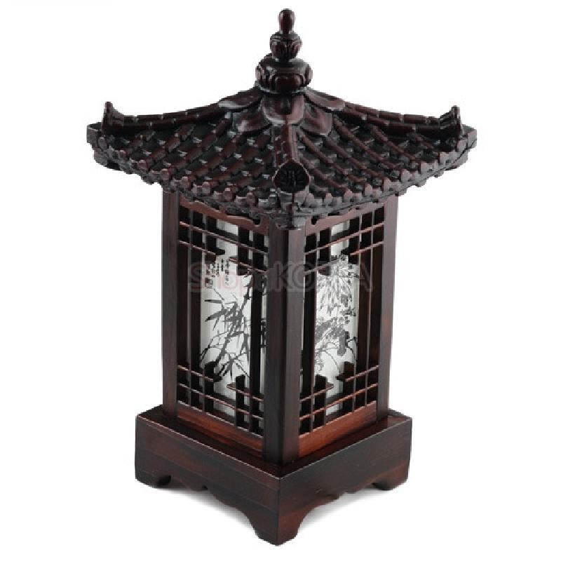 어두운 목재로 제작된 전통 기와지붕 형식의 미니 좌등, 창살 구조와 흑백 대나무 문양 종이 장식이 특징인 조명 소품.