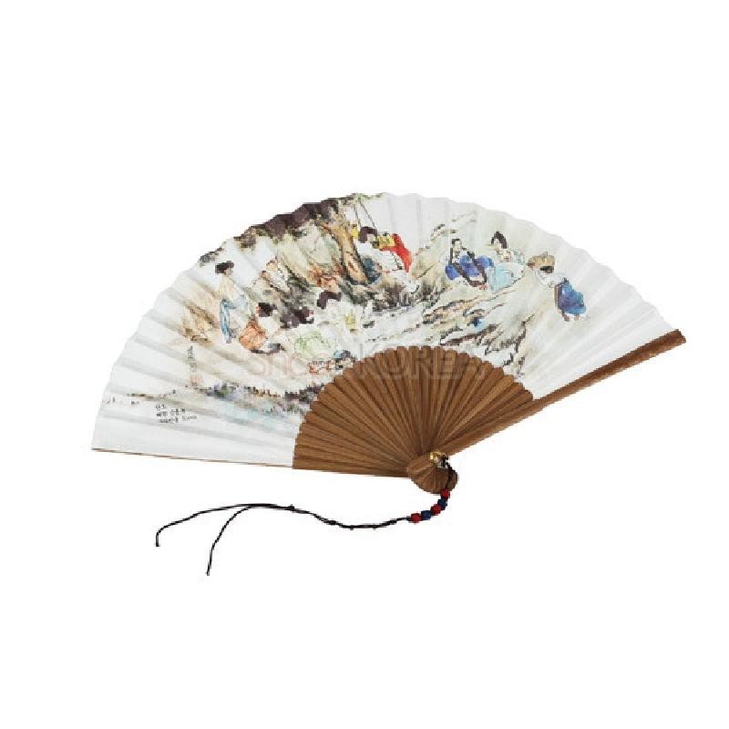 한지 위에 단오 풍속 인물화가 채색된 접선, 갈색 나무살과 색실 구슬 매듭 장식이 특징인 부채.