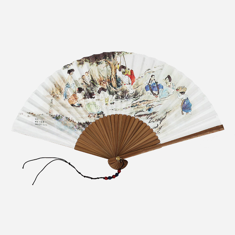 대나무 살과 흰 종이로 제작된 접선, 단오 풍속을 그린 수묵담채 인물 풍속화와 색실 구슬 매듭 장식이 있는 부채.